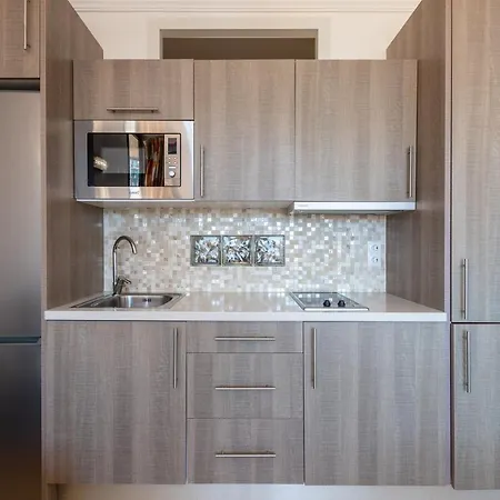 Sunny One Bedroom 아파트