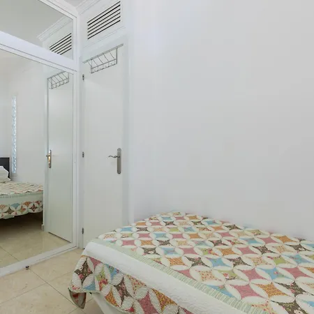 Sunny One Bedroom 아파트