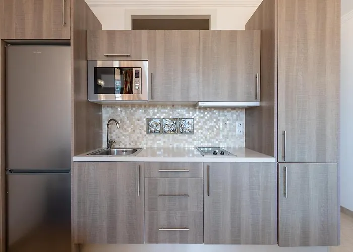 Sunny One Bedroom Апартаменти